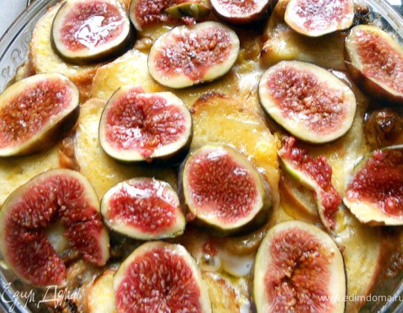 Достать пудинг, выложить кусочки свежего инжира, добавить немного меда и отправить в духовку еще минут на 10-15. Подавать в теплом виде, хотя и на следующий день хорош! 