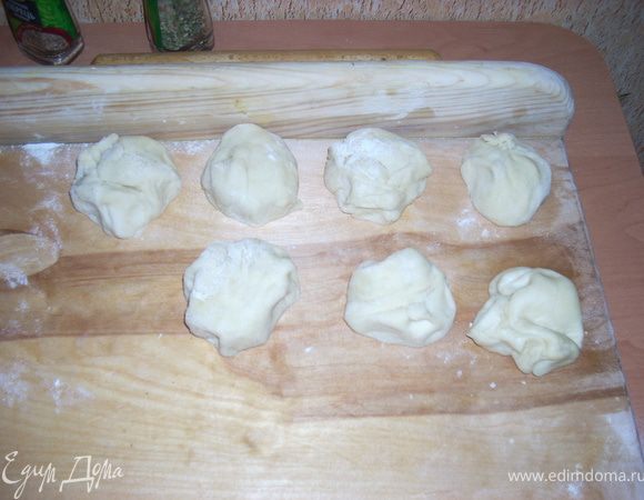 В муку добавить дрожжи, сахар, соль и все перемешать затем постепенно добавлять муку, Выместить тесто и смазать растительным маслом, разделить на части.