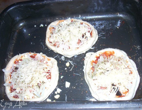 Форму смазать растительным маслом. Тесто раскатать смазать соусом, положить начинку. Помазать майонезом и   натереть сверху сыр посыпать приправками. Выпекать 15 - 20 минут при температуре 200 - 220 градусов.
Приятного аппетита))))