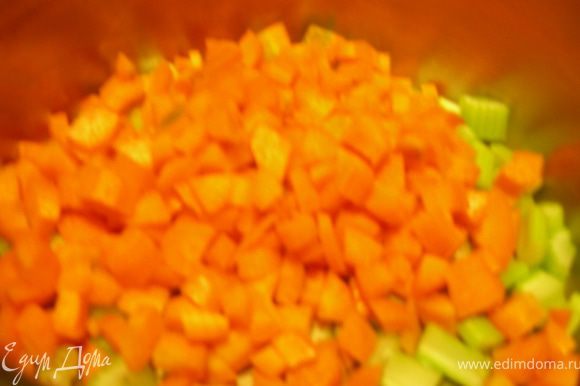Мелко нарезаем морковь и сельдерей и обжариваем их в 1 ст.л. оливкового масла 10 мин.