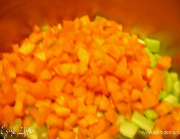 Мелко нарезаем морковь и сельдерей и обжариваем их в 1 ст.л. оливкового масла 10 мин.