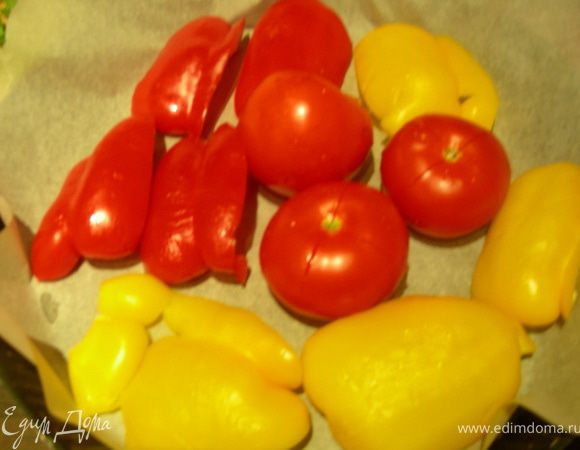 Перцы разрезаем на 4 части, удаляем семена. На помидорах делаем крестообразный надрез. Выкладываем их в форму для запекания (можно сбрызнуть оливковым маслом) и ставим в духовку (200 гр) на 10-15 минут. 
