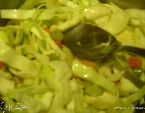 Шинкуем капусту и мелко нарезаем чеснок и добавляем их в кастрюлю (и кукурузу), солим, перчим, тушим на небольшом огне еще 10 мин. При необходимости добавляем немного воды. Затем нарезаем лук, добавляем его к овощам и все заливаем водой или бульоном и готовим еще минут 10-15 (капуста должна быть готова). 