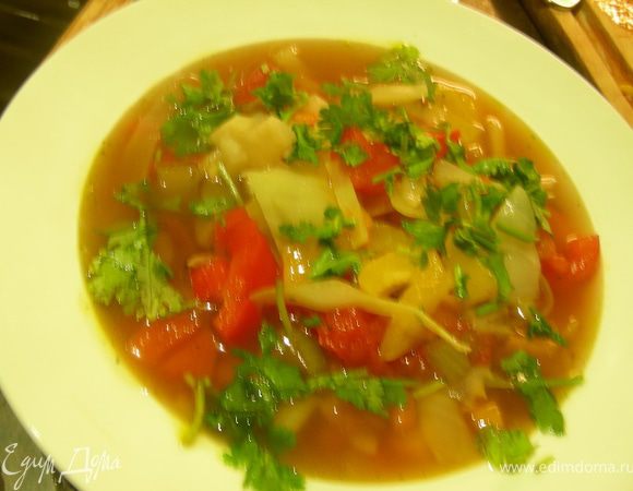 Разливаем суп по тарелкам, посыпаем кинзой (добавляем рядом греночку) и подаем. Приятного аппетита))
