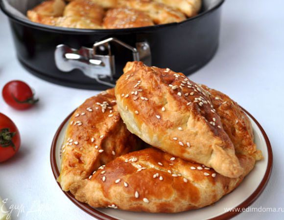 Тесто разморозить,дать не много постоять в тепле.
Куриное филе нарезать кубиками,лук мелко нашинковать, пармезан натереть на мелкой тёрке.
Смешать все ингридиенты,посолить,поперчить по вкусу (если филе слишком сухое и не жирное можно добавить не много масла).
Размороженное тесто разделать на кусочки,каждый кусчек раскатать в лепёшку нужного размера,положить ложку начинки,защипать края,смазать пирожки взбитым яйцом(или желтком),посыпать кунжутом,выложить пирожки на застелённой бумагой для выпечки противень,выпекать при 180-200 С 25-30 минут.
Рецепт из серии "гости на пороге".Быстро,просто и вкусно!
Приятного аппетита!