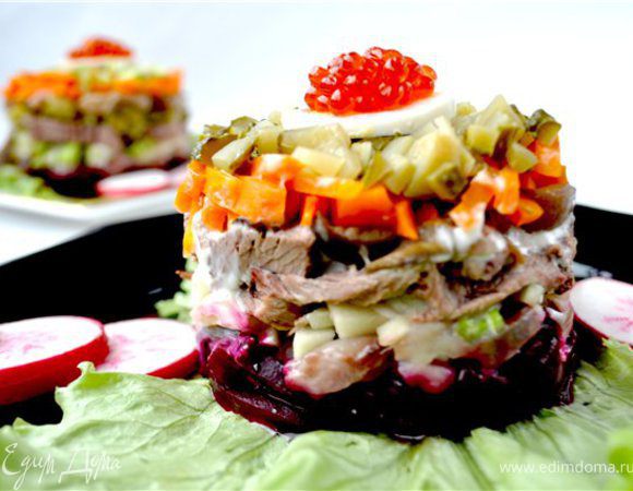 Свёклу и морковь очистить,нарезать соломкой.Грибы,маринованные огурцы и сельдерей мелко порубить.С яблок снять кожуру и нарезать соломкой,сбрызнуть лимонным соком.Филе сельди нарезать тонкими ломтиками.Отварное мясо нарезать соломкой.Салат и редиску вымыть.Редиску нарезать кружочками.Яйцо очистить и нарезать кольцами.
Сделать заправку:
В масло добавить горчицу,хрен,лимонный сок(бальзамический уксус)хорошо всё рермешать,приправить перцем и солью по вкусу.
На порционное блюдо выложить листья салата,на листья поставить форму(у меня форма вырезанна из полутора литровой пластиковой бутылки,высота-6 см.диаметр-9 см.кстати очень удобно)и выкладывать по слойно:
свёкла ,полить соусом
филе сельди
яблоко,полить соусом
сельдерей
мясо,полить соусом
грибы,полить соусом
морковь,полить соусом
маринванные огурцы
Украсить салат кружком яйца,красной икрой и редисом.Аккуратно снять форму и не медленно подавать.
Другой вариант заправляется сметаной или майонезом.Приятного аппетита