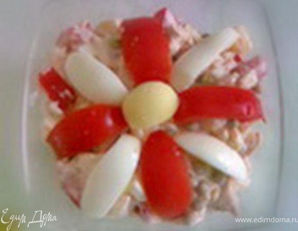 Способ приготовления:
Мясо вареное нарезать кубиками. Помидоры помыть, нарезать кубиками. 
Один помидор оставить для украшения.
Яйца отварить, остудить, нарезать кубиками.  
Одно яйцо оставить для украшения.
Лук очистить, нарезать не слишком мелко. 
Картофель отварной нарезать небольшими кубиками. 
Продукты смешать, добавить горошек, поперчить, посолить, заправить майонезом. Украсить ломтиками яйца и дольками помидора.