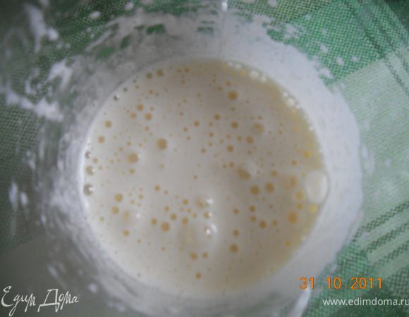  займемся тестом:  яйцо взбить  с сахаром  в пену но не в крепкую, а слегка