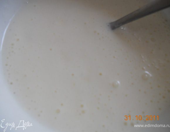 добавить сметану, взбить,следом масло опять взбить