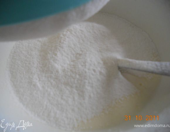  муку с содой просеять  и добавить в смесь, замесить тесто