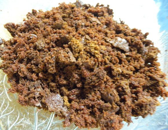 Бисквит раскрошить руками. Это нужно делать нежно, чтобы бисквит остался рыхлым, не нажимать и не сминать. 