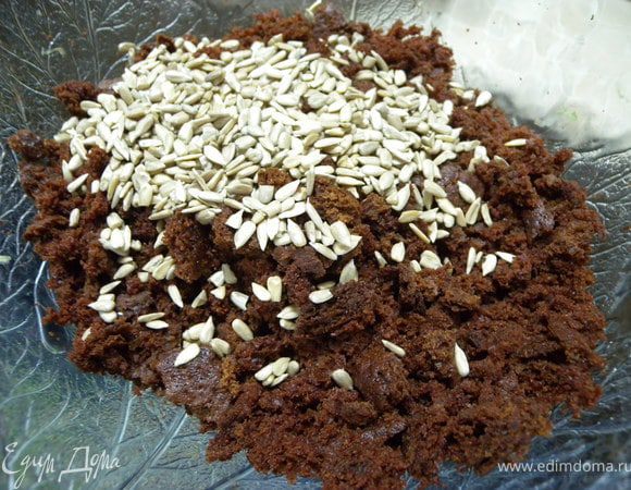 Добавить семечки (оставить немного для присыпки).