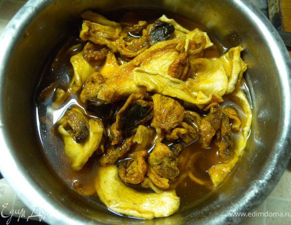 Залить (заблаговременно) дыню и абрикос холодной (!!!) водой примерно на 20 минут. Главное не перемочить, а то в итоге после блендера будет "каша". 