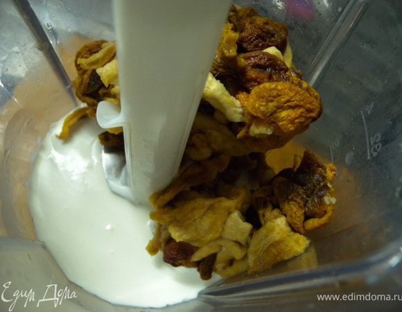 Отжать руками. Залить сливками. 