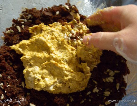 Перемешать с бисквитом, но тоже очень легко. "тесто" должно остаться воздушным. Перемешиваю руками. 