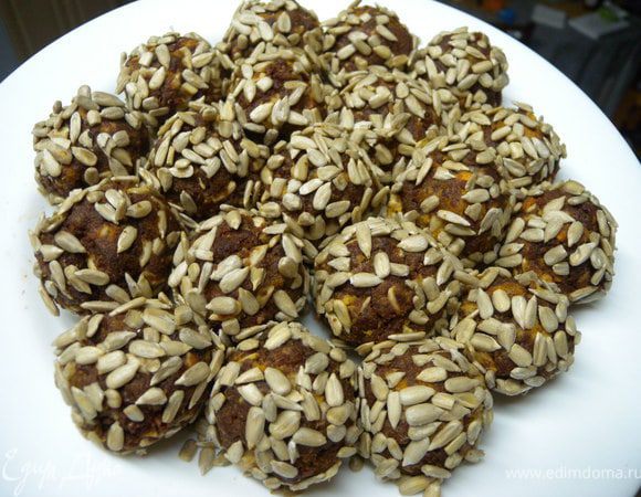 Скатать шарики с большой  грецкий орех (катать тоже не прижимая, легко). Обвалять в семечках. 