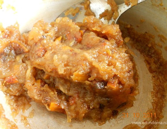 приготовим начинку: яблоки почистить от кожуры, натереть на терке,положить в кастрюльку,засыпать сахаром и поставить тушится на медленный огонь минут на 10-15,когда яблоки стали мягкими и вода испарилась, и масса стала похожа на пюре добавить сок лайма, и потомить еще минут 5, готово ,готовую начинку охладить