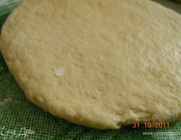 для приготовления пряников все готово, начинаем их собирать.
тесто раскатываем в пласт толщиной 2-3 см