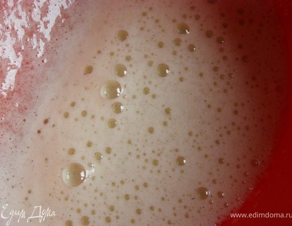 Яйцо взбить с оставшимся сахаром и ванильным сахаром