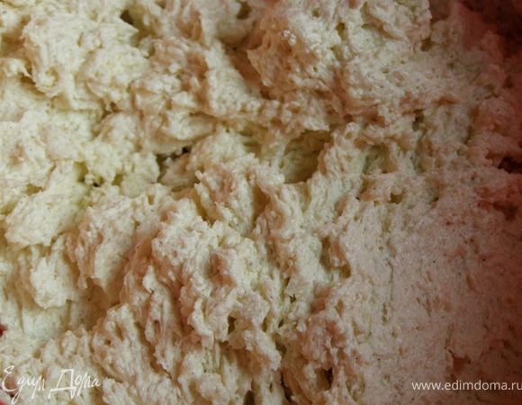 Во взбитое масло постепенно ввести взбитое яйцо и сметану, перемешать