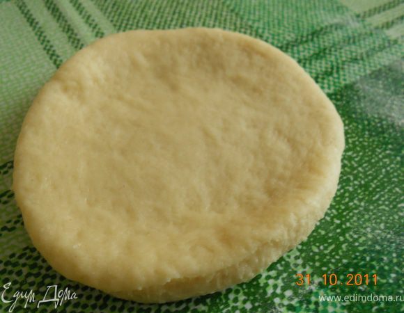 каждый кружок немного раскатать скалкой