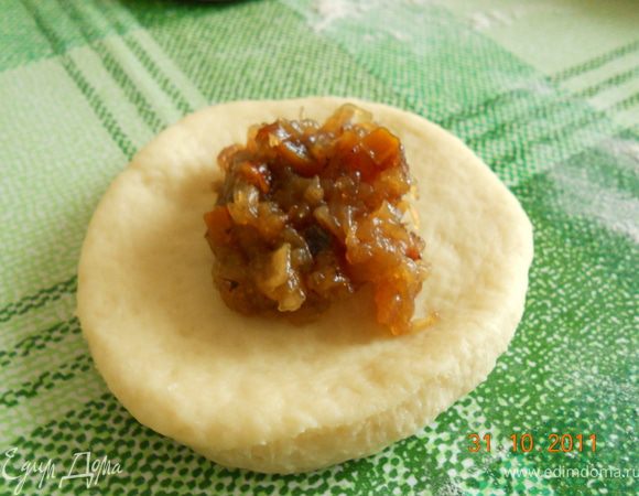 на серединку каждого кружка выложить начинку