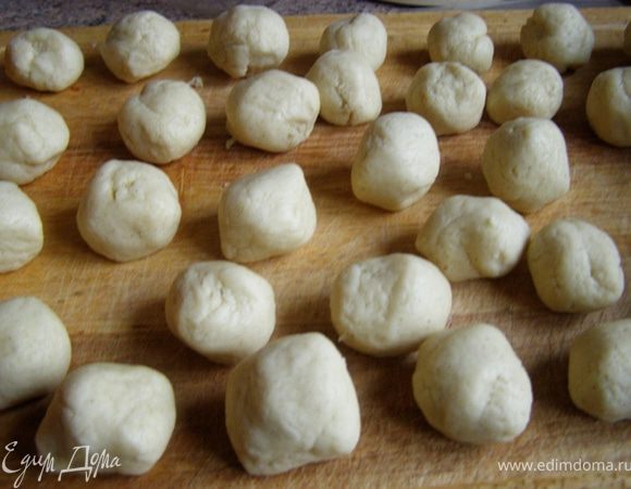 Через 15 минут тесто разделить на кусочки размером с грецкий орех
