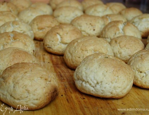 Шарики с сюрпризом выложить на смазанный маслом противень. Выпекать в предварительно разогретом духовом шкафу при 220 градусах 10-12 минут