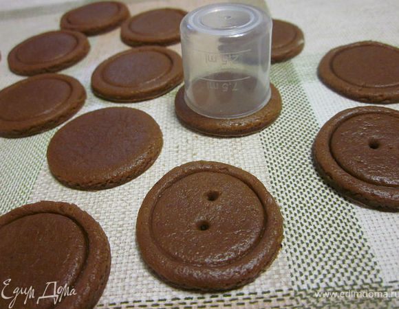 Замесить эластичное тесто (без какао). Разделить тесто напополам и в одну порцию добавить какао (вымесить) накрыть и дать ему отдохнуть минут 30 (лучше в холодильнике).
Раскатать тесто в пласт толщиной 0,5 см., формочкой или рюмкой вырезать кружочки, формочкой меньшего диаметра чуть придавить сверху. Дырочки сделать зубочисткой.
Выпекать при температуре 200 гр. 12-15 минут.