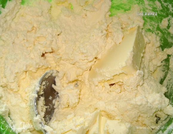 Творог необходимо хорошо размять ложкой вместе с маргарином. Маргарин должен быть мягкий, но не размягченный.