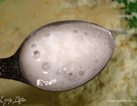 Соду гасим уксусом и добавляем в творожно-маргариновую массу. Иногда я добавляю в тесто корицу, получается ароматно.