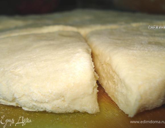 Достаем тесто из холодильника и раскатываем нетонко.