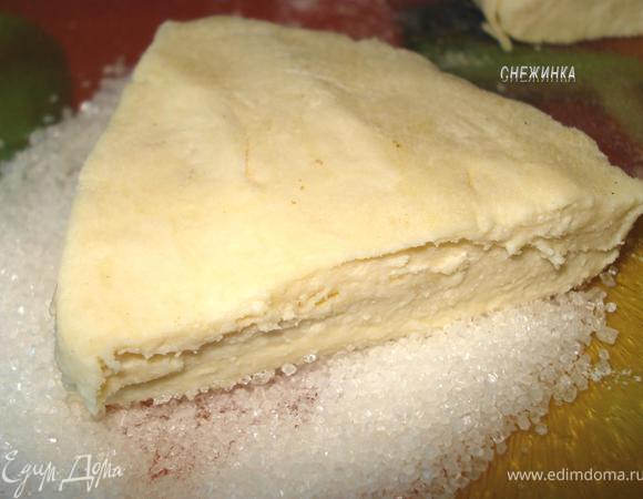 Вырезаем печенье произвольной формы (можно формочками) и обмакиваем по очереди одной стороной в сахар. Я высыпаю чуть сахара на доску и прижимаю заготовку, чтобы сахар прилип.