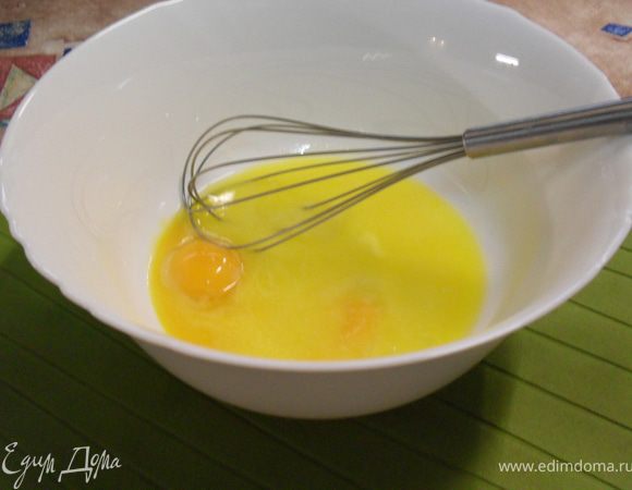 Взбиваем яйцо, сахар, соль и масло.