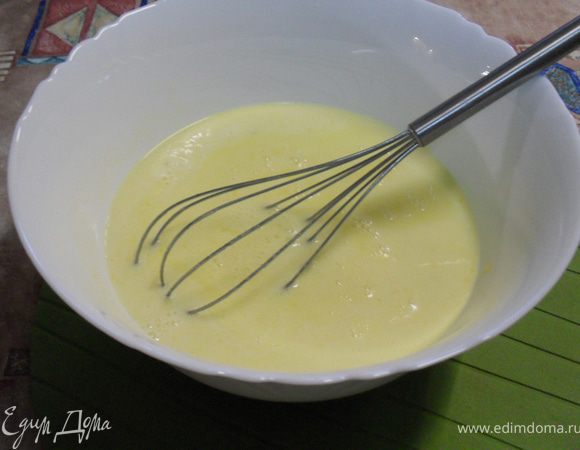 Добавляем молоко. Взбиваем.