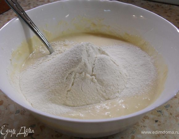 Добавляем муку.