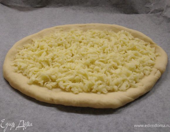 Делаем лепёшки в форме лодочки и посыпаем сверху сыром.