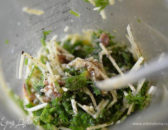 Взбить в большой миске яйцо, добавить пармезан, петрушку, пасту анчоусную, горчицу и перец.
