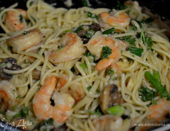 Откинуть макароны на дуршлаг. Положить в горячие макароны смесь со взбитым яйцом и хорошенько перемешать. Добавить смесь с овощами и креветками и вновь хорошо перемешать. Подавать на стол блюдо горячим!