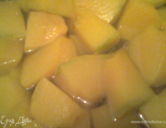 Отвариваем кусочки тыквы.