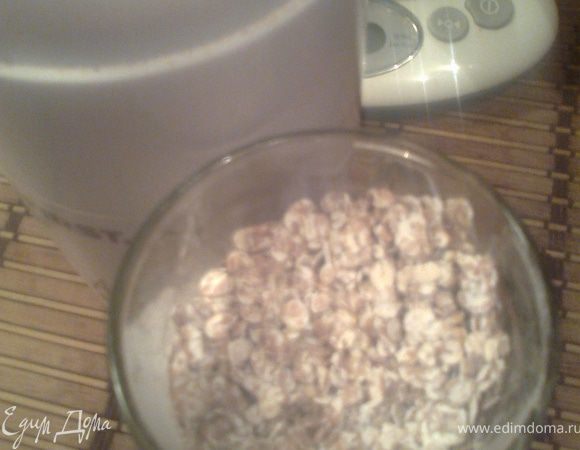 В это время получаем муку из хлопьев на кофемолке.