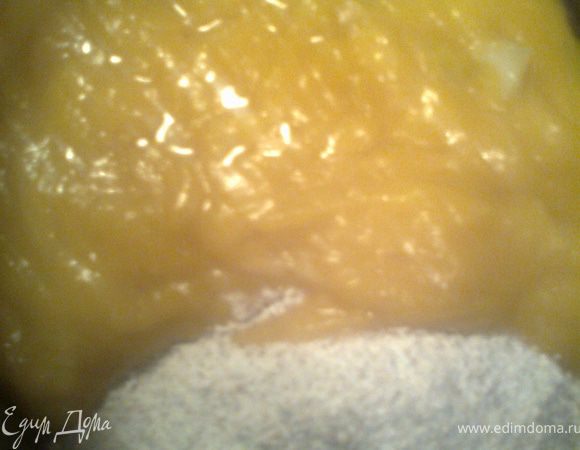 И добавляем с дрожжами, маслом в ёмкость.