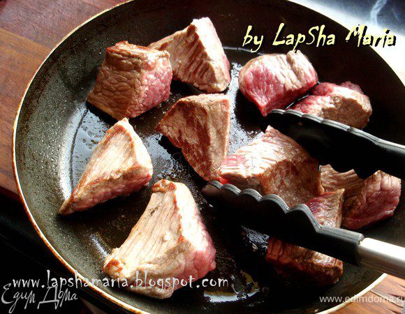 Когда куски поджарятся с одной стороны их нужно перевернуть. Важно делать это лопаткой или специальными щипцами, чтобы не протыкать мясо и оставить внутри весь сок.