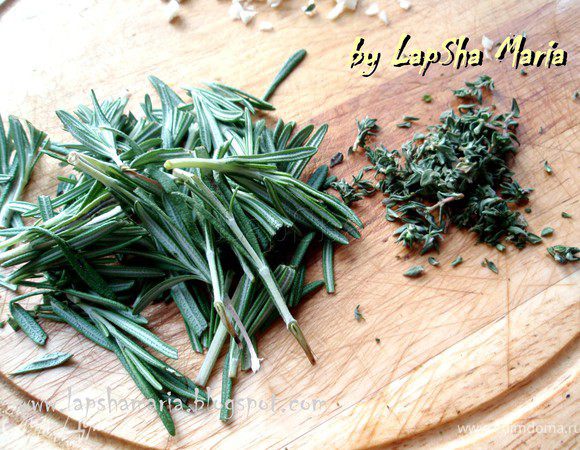 Нарезать розмарин и тимьян. Не жалейте трав, их должно быть много.