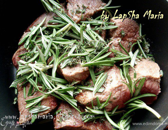 Обжаренное мясо переложить в кастрюльку. Если мясо все же дало сок, то перелить его. Только теперь посолить мясо. Добавить травы, накрыть крышкой и поставить на самый маленький огонь на 40 минут. Крышку лучше не поднимать и мясо не мешать. Через 40 минут можно заглянуть под крышку, убедиться что сока мяса хватает, перемешать, насладиться ароматом и снова её закрыть. Тушить ещё 20-40 минут. Тут многое зависит от выбранного вами мяса, если это мясо молодое, то ему хватит и часа, а может даже меньше, а если это говядина или баранина, то лучше потушить дольше, тогда оно станет более мягким.