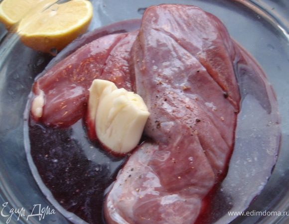 Утиные грудки хорошо вымыть, обсушить бумажным полотенцем. На каждой грудке сделать по 2-3 надреза. Положить их в миску, посолить, поперчить и выжать лимон. Добавить один бокал вина и перемешать. 