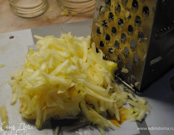 Кабачок очистить от кожуры и семян. Натереть на крупной терке и разделить на 2 части.