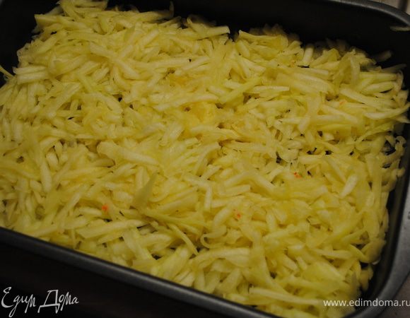 Фому для запекания смазать оливковым маслом. Выложить первый слой - кабачок.