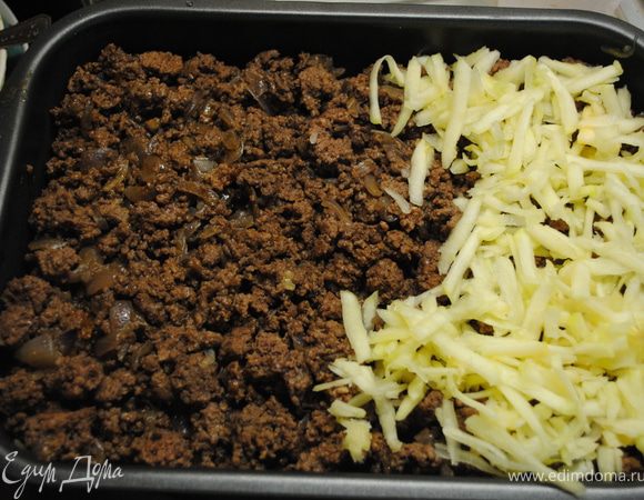 Сверху выложить слой мясного фарша. Затем слой кабачка.