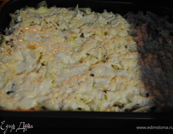 Готовим соус: сыр натереть на мелкой терке. Смешать сметану с сыром и яйцами.
Залить запеканку соусом. Запекать в духовке при 200гр. 20-30 мин.